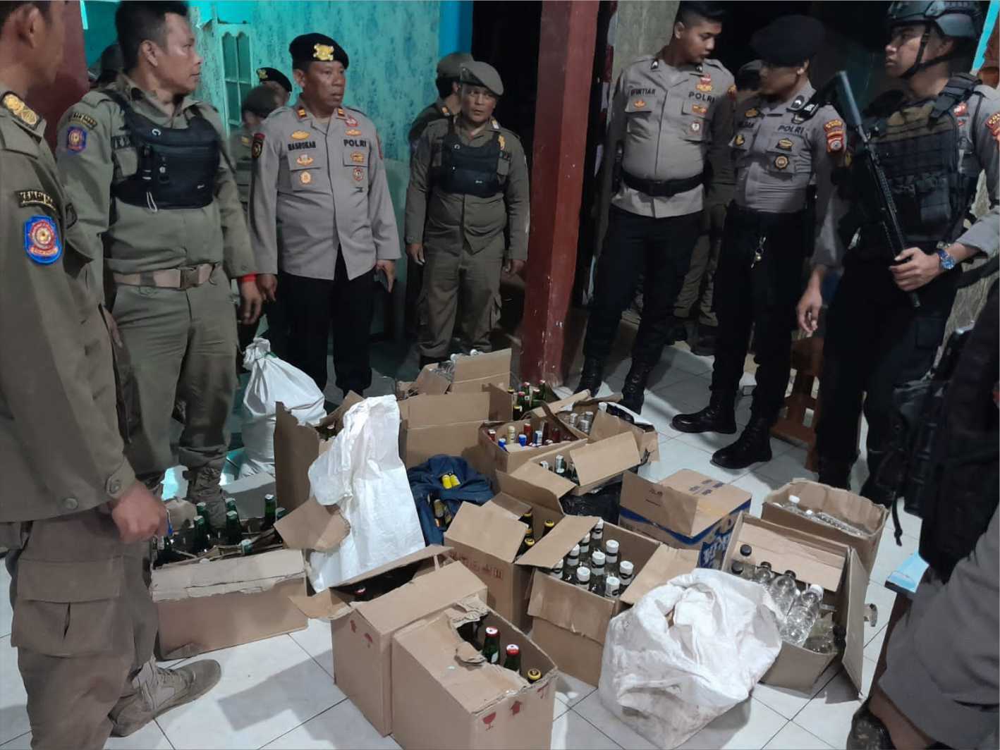 Polisi Geruduk Gudang Distributor Miras, Ribuan Botol Disita Aparat